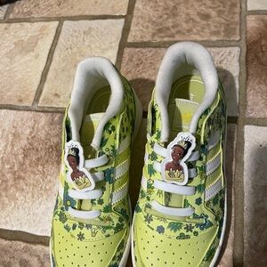 adidas gazelle silver green womens Toddler adidas Disney Samba Jane 10 / Crystal Sky/Cloud White/Gum